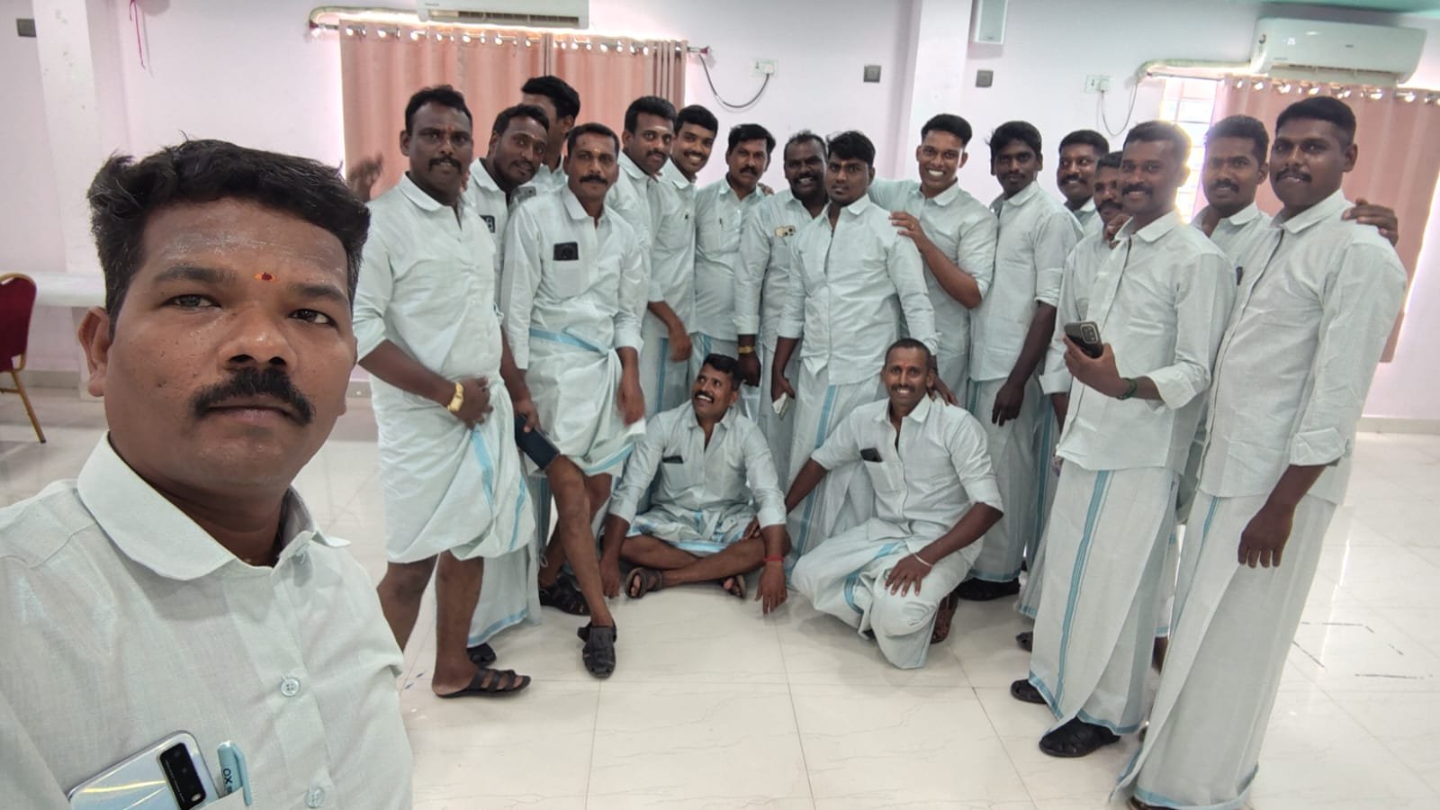 விறைப்பான காக்கி உடுப்புக்குள் மறைந்திருக்கும் மனித நேயம்  நெருக்கடி பணிச்சூழலுக்கு மத்தியிலும் பாசப்பகிர்வு சந்திப்பு காலமான காவல் நண்பர் குடும்பங்களுக்கு வாழ்நாள் உதவி