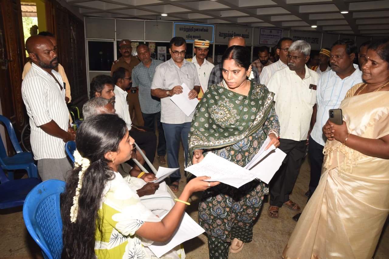 மாற்றுத்திறனாளிகள் இருக்கும் இடத்திற்கே நேரில் சென்று கோரிக்கை மனுக்களைப் பெற்ற மாவட்ட ஆட்சியர்
