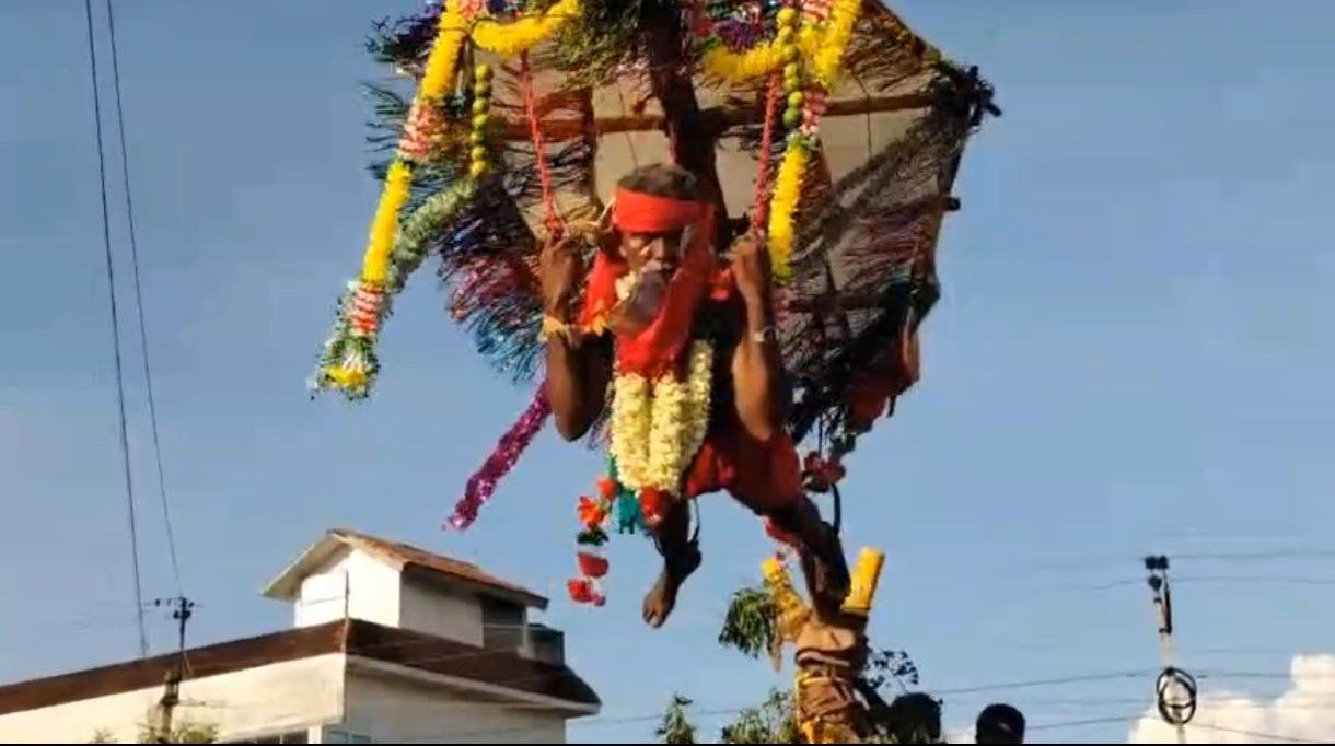 எசனை காட்டு மாரியம்மன் கோவில் திருவிழா: பக்தர்கள் அலகு குத்தியும், தீச்சட்டி ஏந்தியும் நேர்த்திக்கடன்! - நாளை தேரோட்டம்