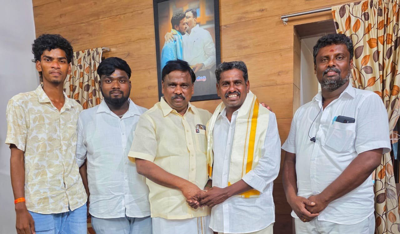 விசிக பெரம்பலூர்  மேனாள் மண்டல அமைப்புச் செயலாளரைச் சந்தித்து வாழ்த்து பெற்றார் பெரம்பலூர் தவெக சட்டமன்ற உறுப்பினர் சிவக்குமார்!