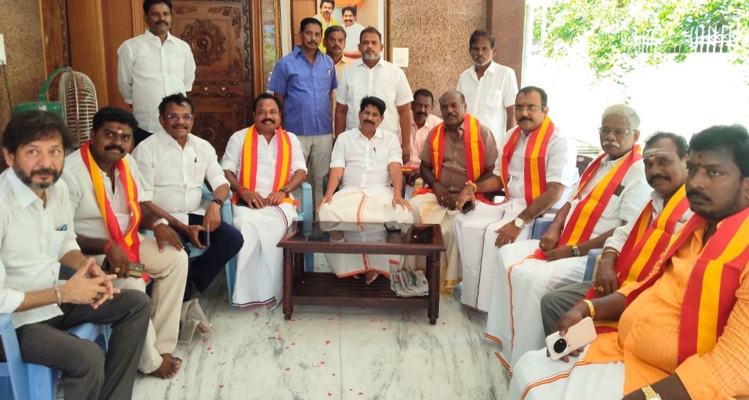 திருச்சியில் அதிமுகவுக்குப் பெரும் பின்னடைவு: முக்கிய நிர்வாகிகள் தமிழக வெற்றிக் கழகத்தில் ஐக்கியம்!