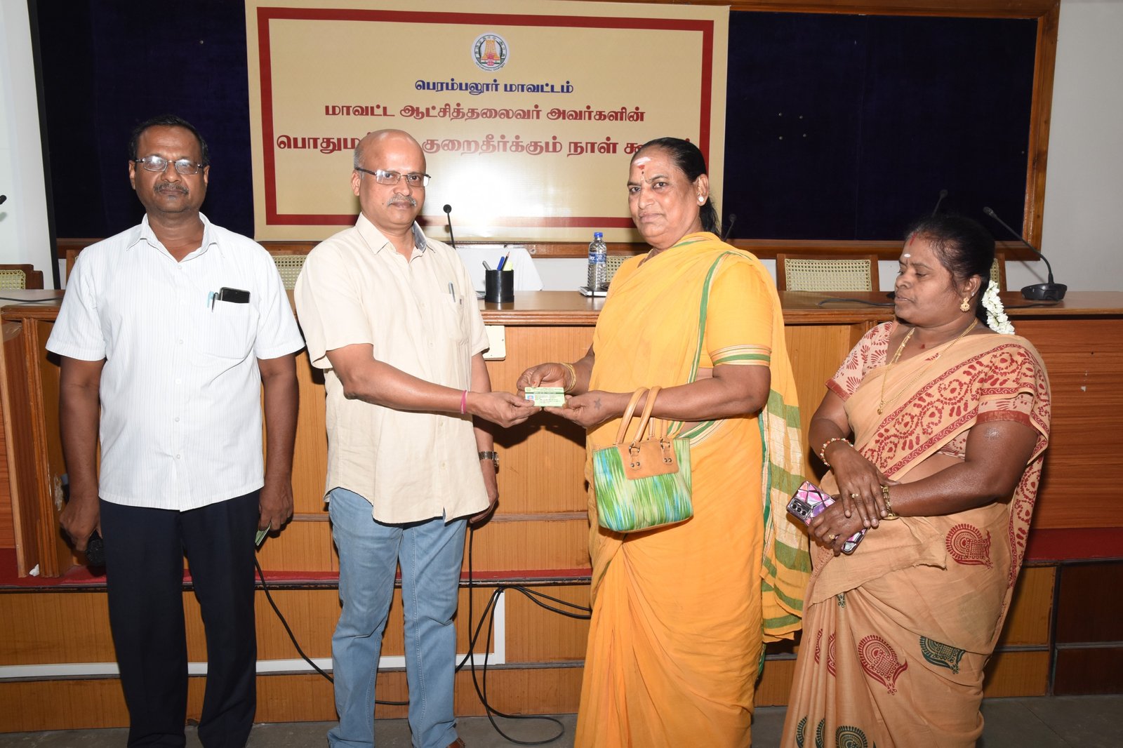 பெரம்பலூர்: மக்கள் குறை தீர்க்கும் நாள் கூட்டம் – 411 மனுக்கள் குவிந்தன!