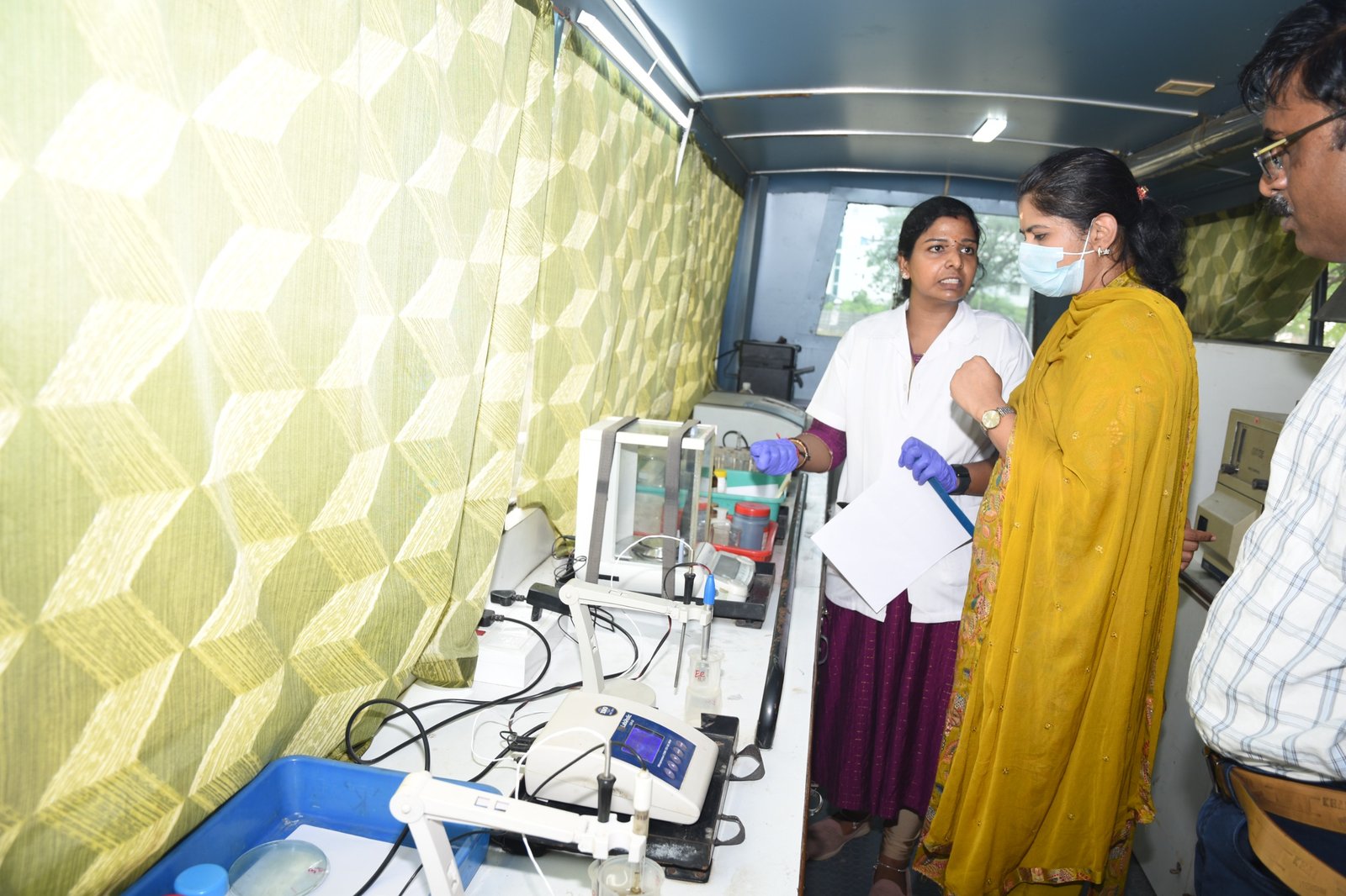 நடமாடும் மண் பரிசோதனை மற்றும் விதை பரிசோதனை நிலையங்களில் மாவட்ட ஆட்சித்தலைவர் திடீர் ஆய்வு!